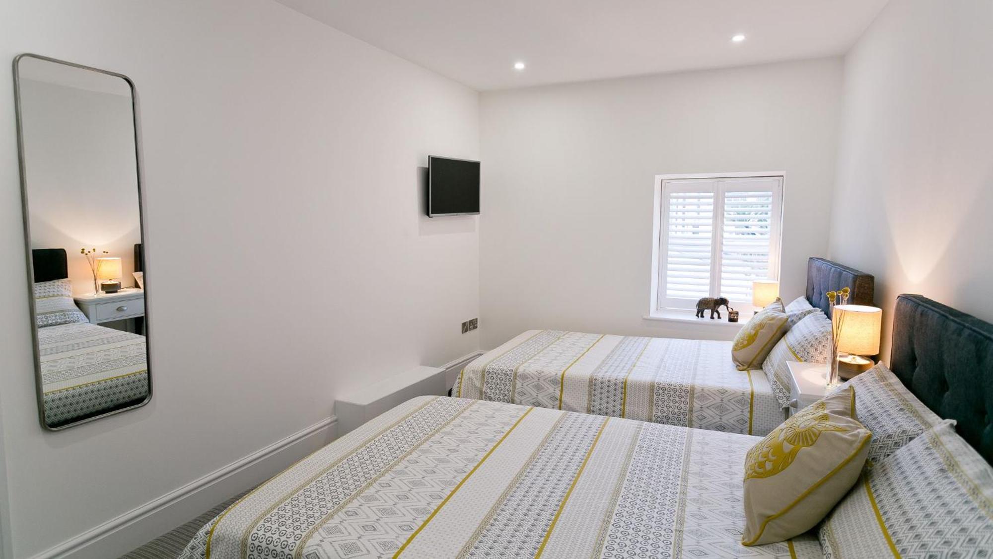 Beau Townhouse Villa โบมาริส ภายนอก รูปภาพ