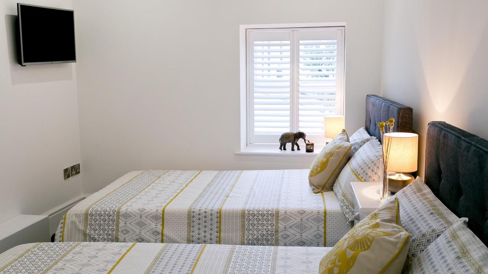 Beau Townhouse Villa โบมาริส ภายนอก รูปภาพ